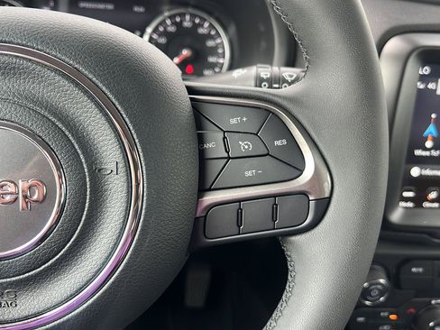Used 2022 Jeep Renegade Latitude AWD/4WD image 22