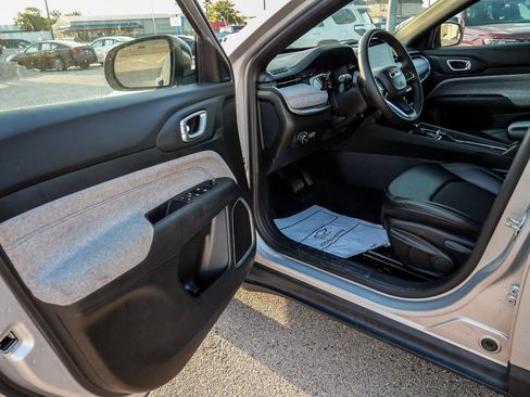 Used 2024 Jeep Compass Latitude AWD/4WD image 33