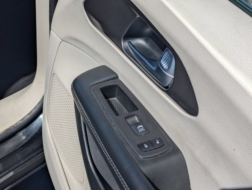 Used 2023 Chrysler Pacifica Touring-L FWD image 37