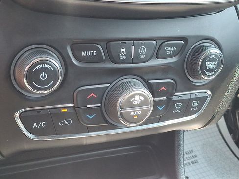 Used 2019 Jeep Cherokee Limited w/ Technology Group AWD/4WD image 15