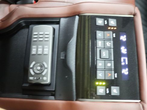 Used 2019 Lexus LX 570 4WD w/ Luxury Package image 32