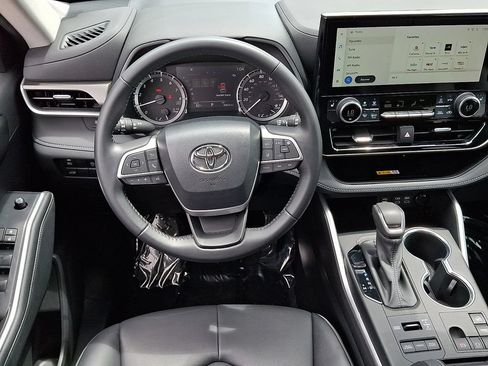 Used 2023 Toyota Highlander XLE AWD/4WD image 13