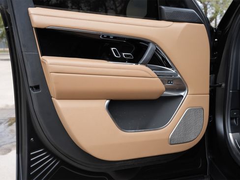 Used 2025 Land Rover Range Rover Long Wheelbase Autobiography image 19