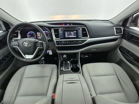 Used 2019 Toyota Highlander LE FWD image 19