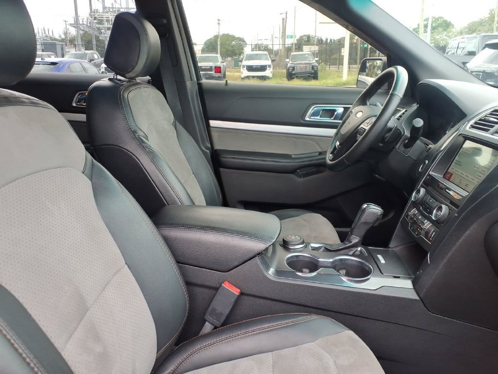 Used 2017 Ford Explorer XLT w/ Equipment Group 202A AWD/4WD image 12