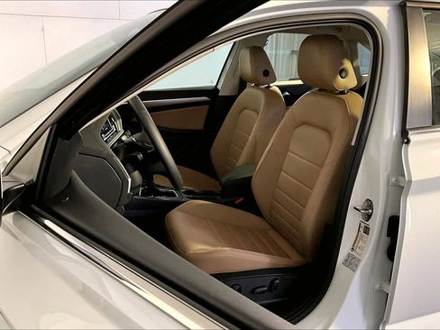 Used 2021 Volkswagen Jetta SE w/ SE Cold Weather Package image 8