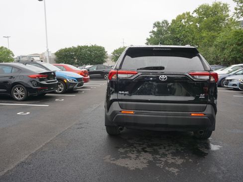 Used 2021 Toyota RAV4 LE AWD/4WD image 4