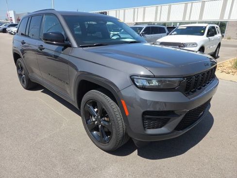Used 2024 Jeep Grand Cherokee Altitude AWD/4WD image 3