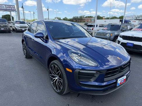 Used 2025 Porsche Macan AWD/4WD image 3