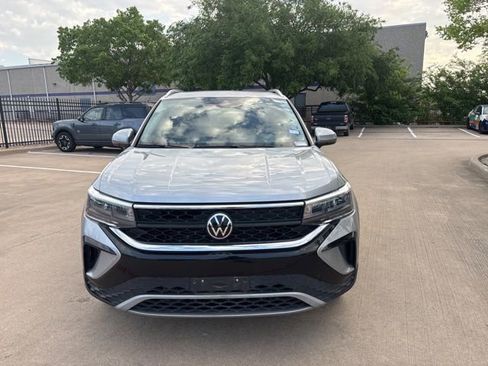 Used 2022 Volkswagen Taos SE image 2
