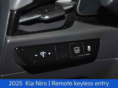 Certified 2025 Kia Niro EX FWD image 9