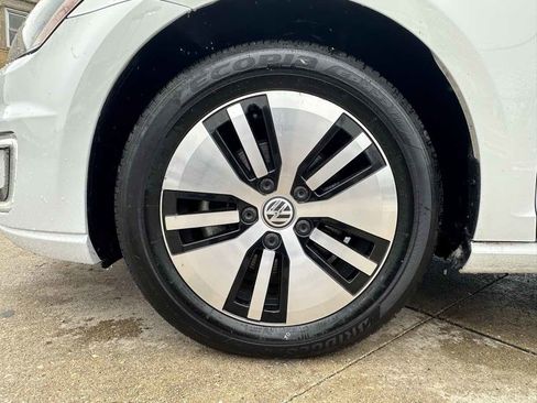 Used 2016 Volkswagen e-Golf SE image 9