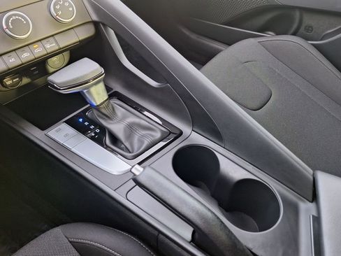 Certified 2025 Hyundai Elantra SE image 21