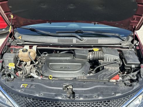 Used 2017 Chrysler Pacifica Touring-L Plus w/ Advanced Safetytec Group image 9