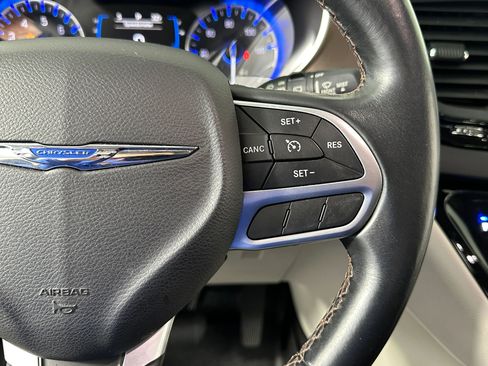 Used 2017 Chrysler Pacifica Touring-L image 42