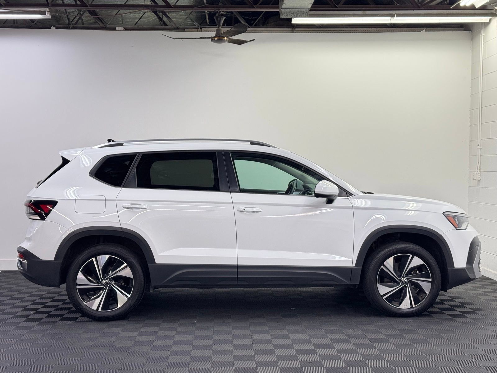 Used 2025 Volkswagen Taos SE AWD/4WD image 4