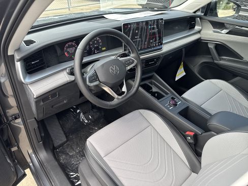 New 2026 Volkswagen Tiguan SE FWD image 21