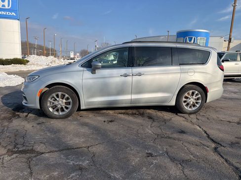 Used 2022 Chrysler Pacifica Touring-L image 2