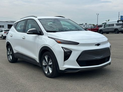 Used 2022 Chevrolet Bolt EUV LT w/ Convenience Package FWD image 3