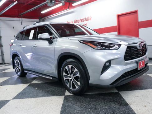 Used 2022 Toyota Highlander XLE FWD image 2