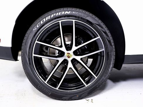 Used 2025 Porsche Macan AWD/4WD image 20