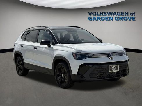 New 2026 Volkswagen Taos SE FWD image 2