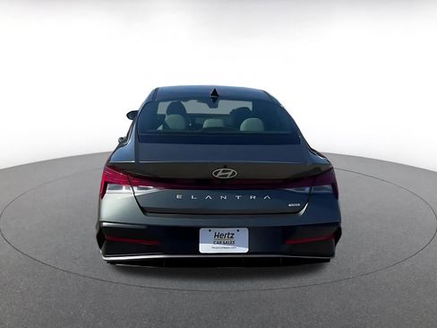 Used 2025 Hyundai Elantra Limited image 12