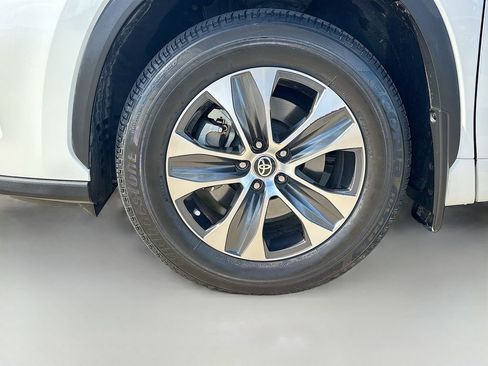 Used 2021 Toyota Highlander XLE image 32