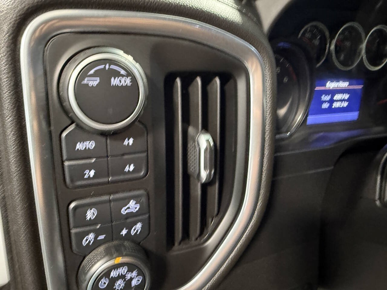 Used 2020 Chevrolet Silverado 2500 LT w/ Convenience Package AWD/4WD image 10