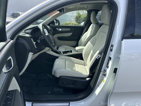 Certified 2026 Volvo XC40 B5 Plus w/ Protection Package Premier image 17