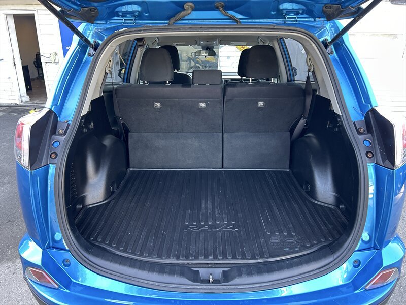 Used 2018 Toyota RAV4 LE w/ All Weather Liner Package AWD/4WD image 9