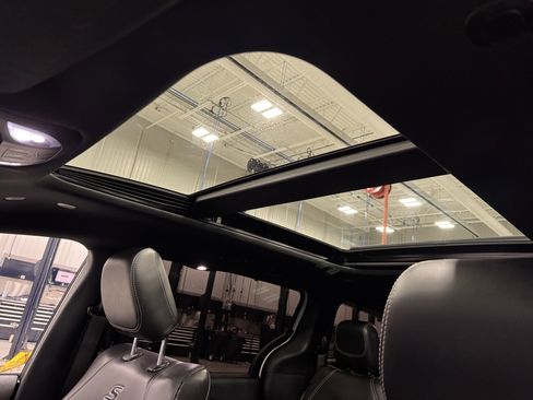 Used 2023 Chrysler Pacifica Touring-L w/ S Appearance Package image 15