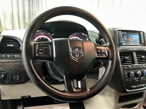 Used 2018 Dodge Grand Caravan SE image 14