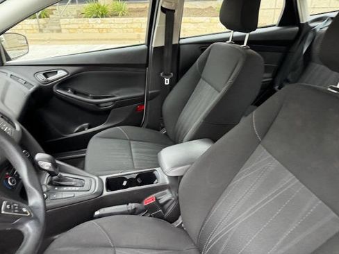 Used 2018 Ford Focus SE w/ SE Appearance Package image 31