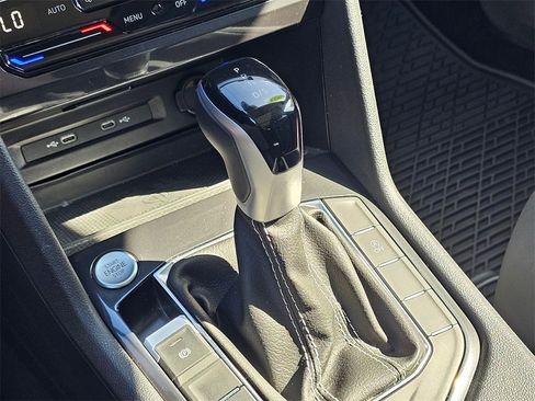 Used 2024 Volkswagen Tiguan SE w/ Panoramic Sunroof Package image 28