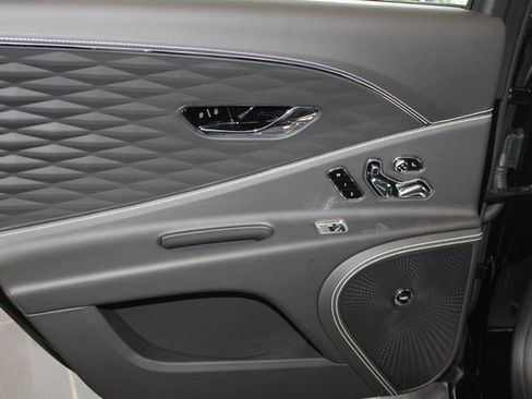 Used 2022 Bentley Flying Spur V8 image 21