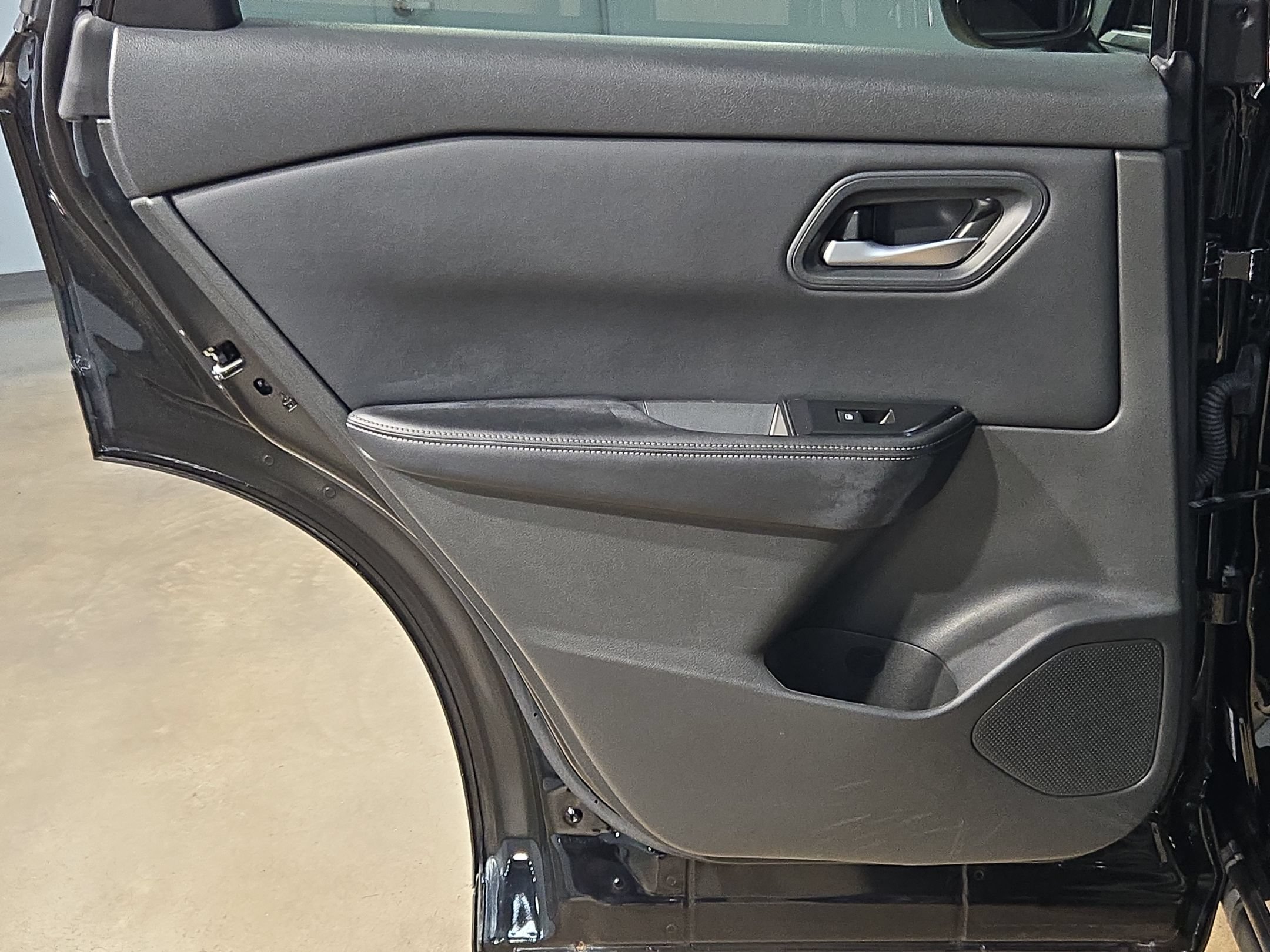 Used 2025 Nissan Rogue SV FWD image 33