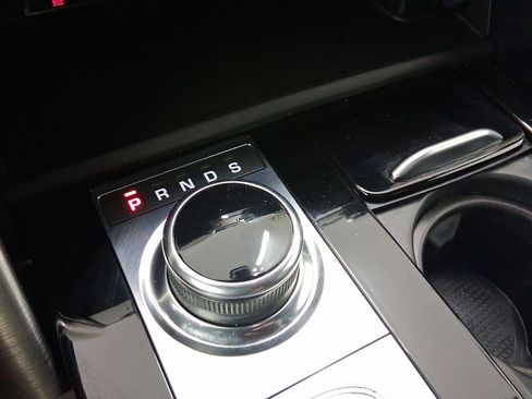 Used 2018 Land Rover Discovery HSE image 16