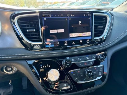 New 2026 Chrysler Pacifica Select image 19