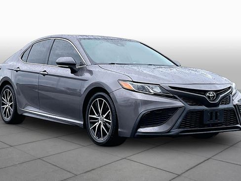 Used 2022 Toyota Camry SE FWD image 3
