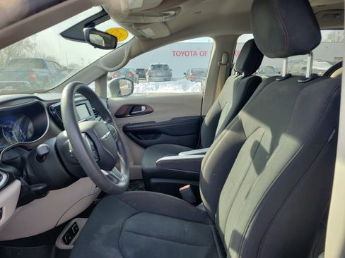 Used 2017 Chrysler Pacifica Touring image 14
