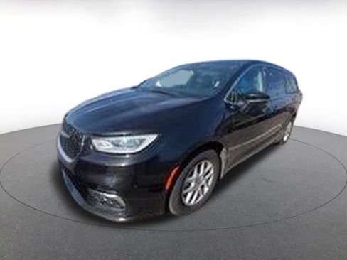 Used 2023 Chrysler Pacifica Touring-L image 3