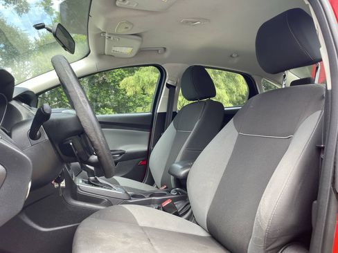 Used 2014 Ford Focus SE FWD image 2