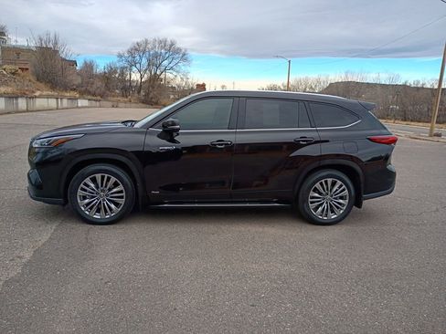 Used 2021 Toyota Highlander Platinum image 3