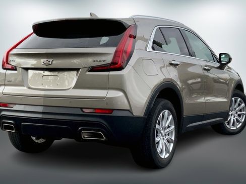 Used 2023 Cadillac XT4 Luxury w/ Cold Weather Package image 12