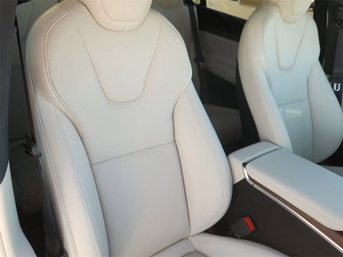 Used 2022 Tesla Model X image 16