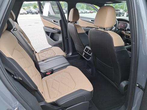 Used 2024 Volkswagen Atlas Cross Sport SE FWD image 11