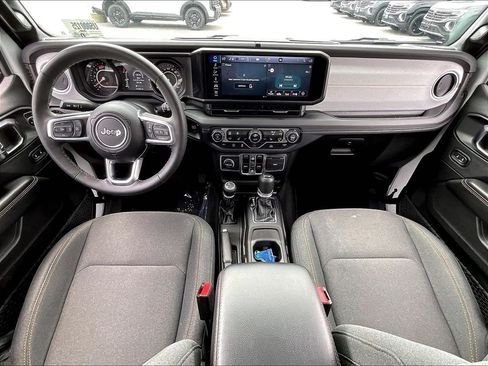 Used 2025 Jeep Wrangler Unlimited Sahara AWD/4WD image 20