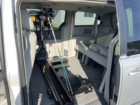 Used 2009 Dodge Grand Caravan SXT image 12