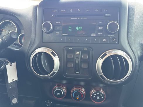 Used 2018 Jeep Wrangler Unlimited Sahara w/ Connectivity Group AWD/4WD image 23